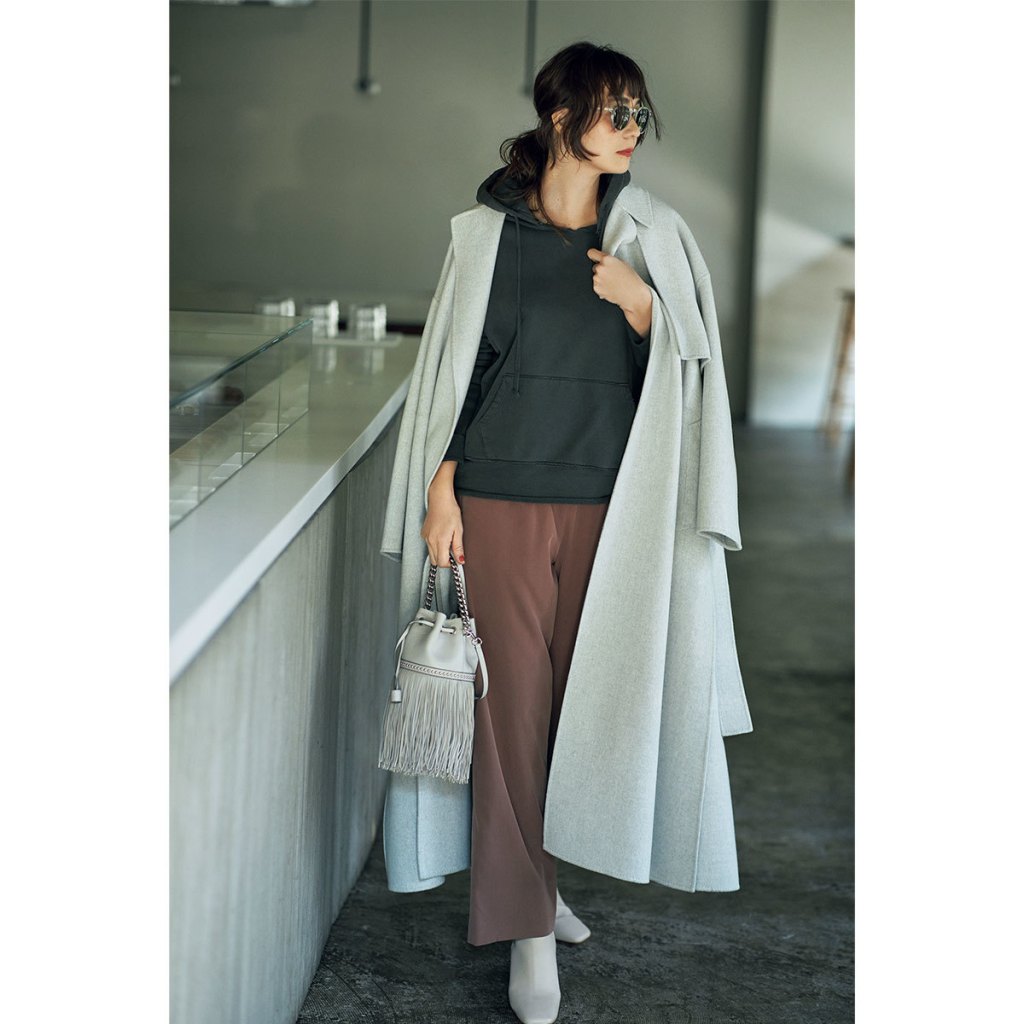 あせたような黒スウェットが、ニュアンスカラーに溶け込んで