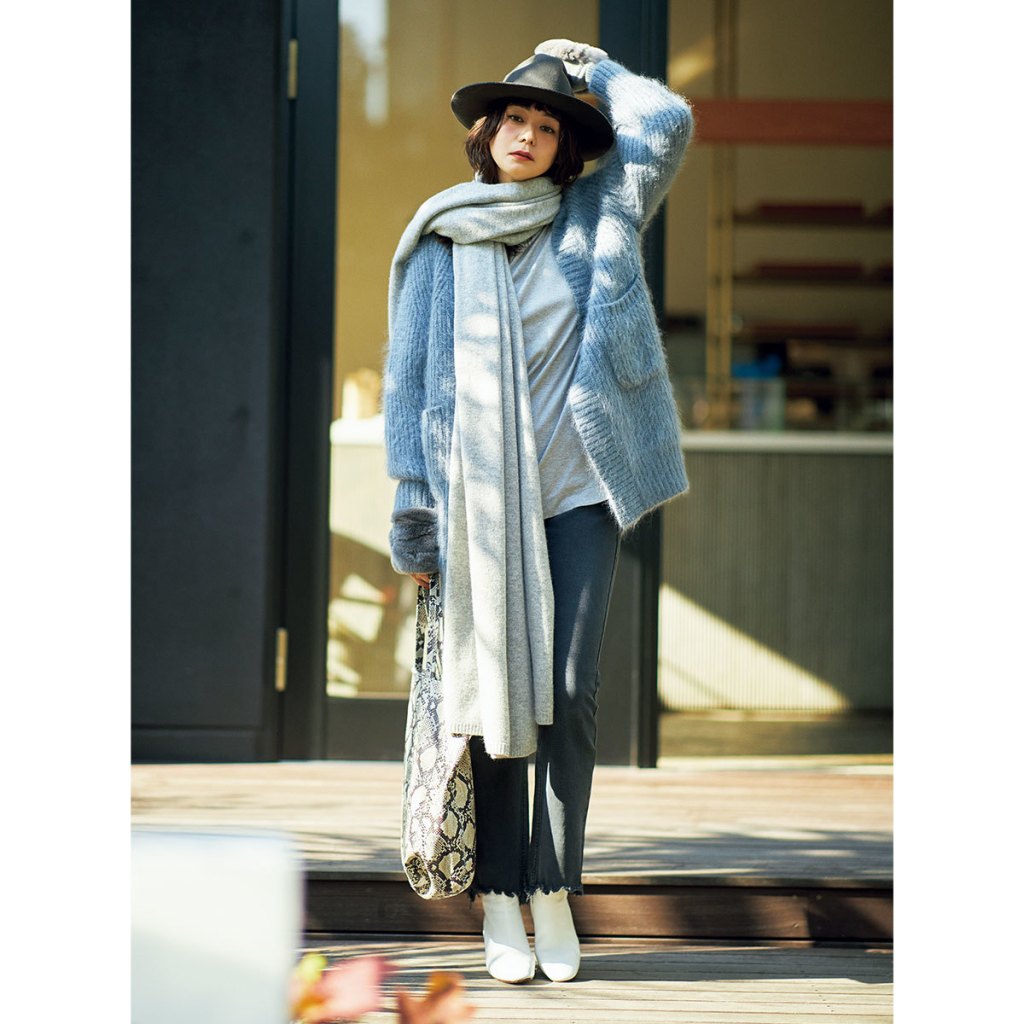 色落ちブラックデニムで、かなえる、最旬グレイッシュワントーン